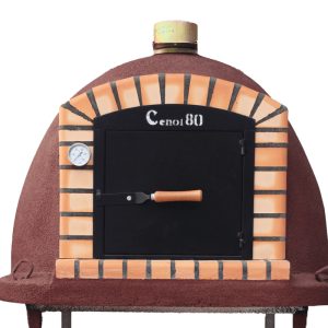 Forno de barro isolado a cortiça porta ferro