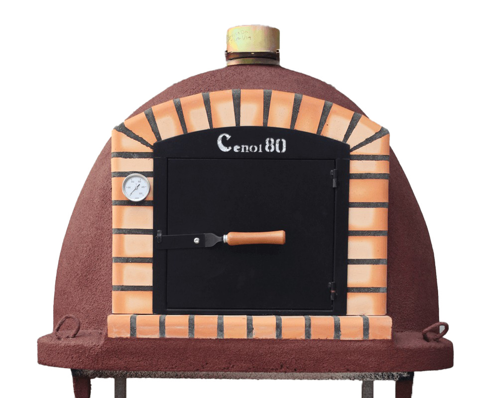 Forno de barro isolado a cortiça porta ferro